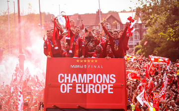Liverpool rước cúp vô địch Champions League: Biển người nhuộm đỏ thành phố cảng sau 14 năm mòn mỏi chờ đợi
