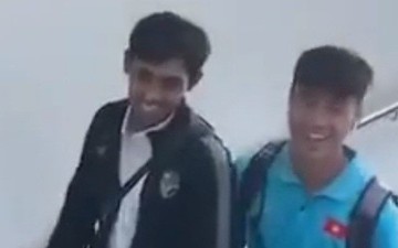 Mạnh "gắt" cười thả ga cùng huyền thoại đội tuyển Thái Lan ngay tại sân bay