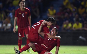 Anh Đức ghi bàn phút bù giờ, tuyển Việt Nam hạ Thái Lan để vào chung kết King's Cup