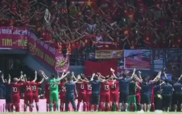Đội tuyển Việt Nam ăn mừng Viking cùng người hâm mộ sau chiến thắng trước Thái Lan