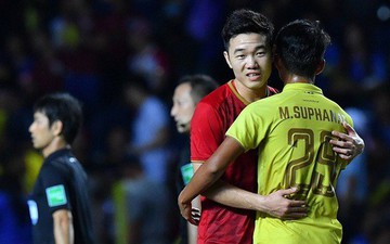 Xuân Trường an ủi đàn em tại Buriram United sau pha kiến tạo đem về chiến thắng cho tuyển Việt Nam trước Thái Lan