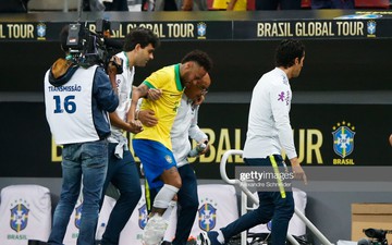 Neymar Jr đau đớn bật khóc khi dính chấn thương mắt cá ở trận giao hữu với Qatar