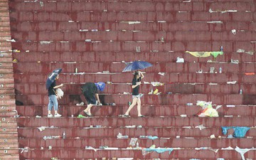 Sân Việt Trì biến thành "biển rác" sau chiến thắng của U23 Việt Nam