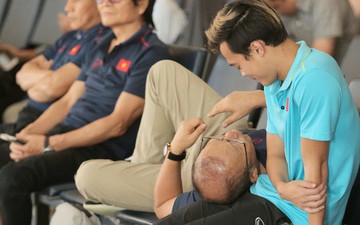 HLV Park Hang-seo gối đầu lên đùi Văn Toàn đầy tình cảm tại sân bay