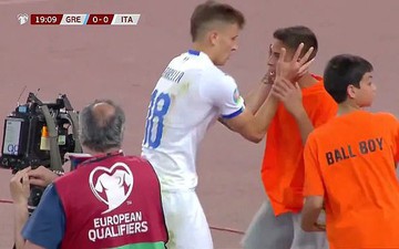 Trong cơn nóng giận, tuyển thủ Italy tung cú "nã pháo" trúng mặt khiến cậu bé nhặt bóng ngã ngửa