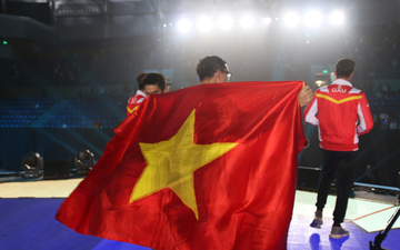 Cờ đỏ sao vàng bay phấp phới trên sân khấu sau màn ngược dòng kinh điển của Tuyển Việt Nam trước Thái Lan Wildcard