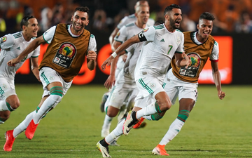 Tác hại của học luật bóng đá qua mạng: Cả đội tuyển Algeria lao ra ngoài ăn mừng bàn thắng, ban huấn luyện bắt 2 cầu thủ ở lại sân