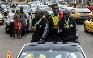 Chuyện chỉ có ở châu Phi: Sau khi bắt chính chung kết cúp châu lục, tổ trọng tài Cameroon hưởng đặc quyền hiếm thấy trong lịch sử bóng đá
