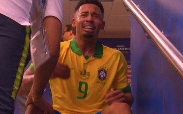 Ghi bàn, kiến tạo rồi ăn thẻ đỏ, tiền đạo Brazil sút tung chai nước, đẩy ngã màn hình VAR rồi khóc như trẻ con trong đường hầm