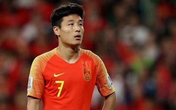 Cầu thủ hay nhất Trung Quốc khiến dân mạng phát sốt khi từ chối yêu cầu ký vào lá quốc kỳ