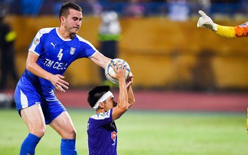Cầu thủ đối phương chắp tay cầu nguyện, phá đám pha ăn mừng bàn thắng "vàng" của Văn Quyết
