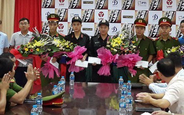 BTC sân Thiên Trường và 5 chiến sĩ công an cứu em bé bị co giật tại Nam Định được VPF trao thưởng