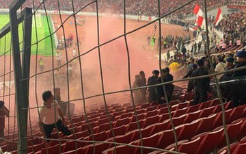 Bạo loạn trận Indonesia - Malaysia: fan chủ nhà ném đá, xô xát với nhóm CĐV đội khách