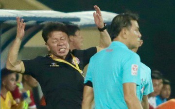 Bạn thân thầy Park phản ứng dữ dội với trọng tài V.League trong trận Nam Định hòa TP. Hồ Chí Minh
