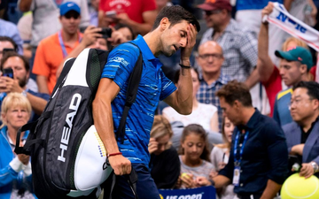 Djokovic ôm mặt thất vọng, bỏ cuộc giữa chừng và bị khán giả la ó tại US Open