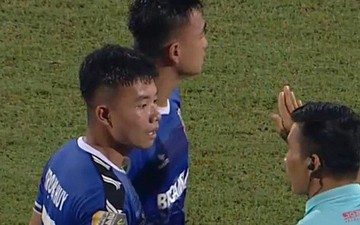 Cầu thủ U23 Việt Nam mỉa mai trọng tài sau hành động bẻ còi gây tranh cãi tại vòng 24 V.League 