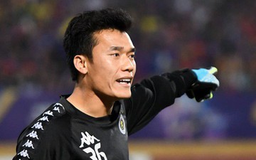 Bùi Tiến Dũng lần đầu suất trận tại AFC Cup cho Hà Nội FC sau khi đàn anh rời sân vì chấn thương