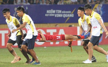 Em trai Đình Trọng bật cười vì hành động câu giờ lộ liễu của cầu thủ 4.25 SC