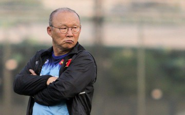 HLV Park Hang-seo vui vẻ trêu đùa học trò tại đội tuyển Việt Nam dù bị cơn đau đầu gối hành hạ