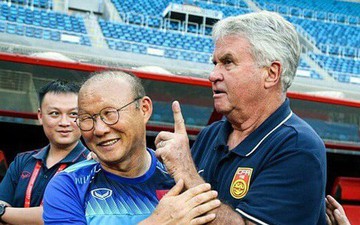 HLV Guus Hiddink ôm chặt thầy Park, tâm sự cùng các cầu thủ U22 Việt Nam: "Tôi rất tự hào về HLV của các bạn"