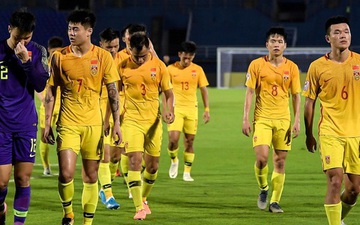 Chơi đầy cố gắng, cầm hòa U23 Hàn Quốc đến phút cuối, U23 Trung Quốc vẫn nhận mưa gạch đá từ fan nhà