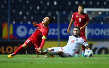 Cận cảnh Quang Hải bị cầu thủ U23 UAE đạp chân nguy hiểm từ phía sau, suýt gặp chấn thương nặng
