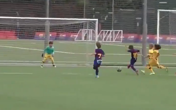 Con cả Messi ghi bàn đầu tiên cho đội trẻ Barca