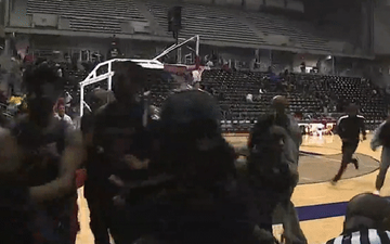Nổ súng trong trận đấu bóng rổ trường học của Mỹ: Khán giả bỏ chạy tán loạn, hai người bị thương nặng