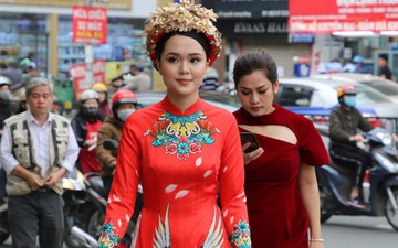 Ái nữ cựu chủ tịch CLB Sài Gòn - Quỳnh Anh xuất hiện xinh xắn trong đám hỏi thu hút sự chú ý khắp phố Xã Đàn