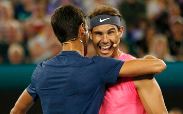 Trong lần hiếm hoi trở thành đồng đội, Djokovic cũng phải đứng hình trước màn "ngón tay thối" khó đỡ của Nadal