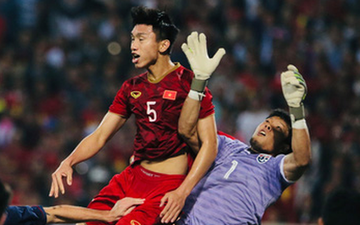 Pha va chạm của Văn Hậu dẫn đến bàn thắng hụt vào lưới Thái Lan được tái hiện ở Ngoại hạng Anh, trọng tài quyết định khác nhưng vẫn bị dân mạng "ném đá"
