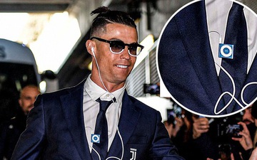 Lương lên tới hơn 800 tỷ/năm, Ronaldo vẫn khiến tất cả sốc nặng khi dùng tai nghe có dây và máy nghe nhạc đã dừng sản xuất từ năm 2017