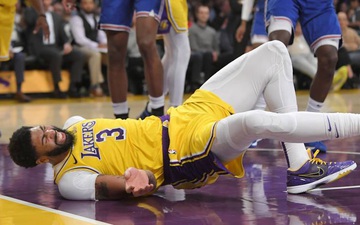 Anthony Davis nằm sân đau đớn, Los Angeles Lakers trả giá đắt cho chiến thắng “hủy diệt” tại STAPLES Center