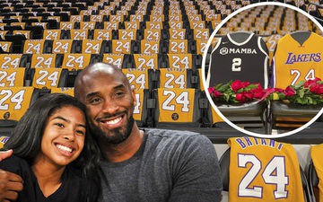 Để trống hai ghế nhằm tri ân Kobe Bryant và Gianna, Lakers còn tặng hơn 20.000 áo thi đấu của huyền thoại bóng rổ cho NHM trong ngày trở lại STAPLES Center