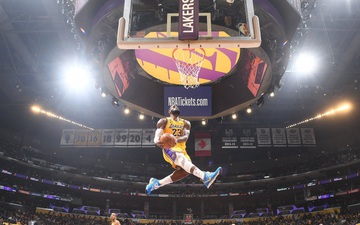 Hé lộ nguyên nhân khiến LeBron James thực hiện cú úp rổ mang đầy tính biểu tượng của Kobe Bryant