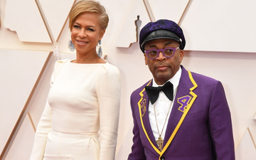 Đạo diễn Spike Lee mặc trang phục đặc biệt để tri ân huyền thoại Kobe Bryant tại lễ trao giải Oscar 2020