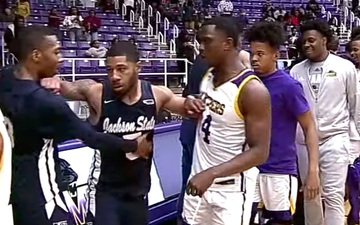 Hỗn chiến nảy lửa trên sân bóng rổ: Tuyển thủ đại học Mỹ nóng máu, vừa bắt tay đối phương xong đã định lao vào "ăn thua đủ"