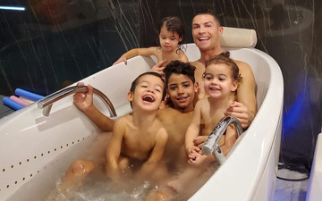 Ronaldo khoe ảnh "trần như nhộng" tắm chung cùng 4 thiên thần nhỏ đáng yêu, hàng triệu fan lại phải thả tim ủng hộ cho gia đình CR7
