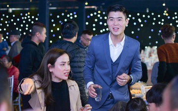 Duy Mạnh mặc suit đơn giản, cười rạng rỡ trong bữa tiệc thân mật trước ngày đám cưới với Quỳnh Anh