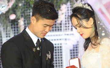Lễ cưới Duy Mạnh - Quỳnh Anh: Cô dâu và chú rể hạnh phúc trao nhẫn cho nhau trong tiếng reo hò của quan khách