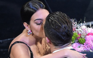 Ronaldo không rời mắt khỏi điệu nhảy nóng bỏng của bạn gái và khoảnh khắc tình cảm sau đó của cặp đôi khiến cả khán phòng ghen tỵ