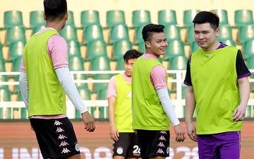Chủ tịch 9x của Hà Nội FC xỏ giày, đối đầu trực tiếp với Duy Mạnh và Phí Minh Long