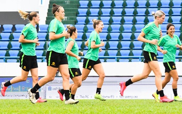 Cầu thủ nữ Australia khoe thể hình vạm vỡ, vui vẻ làm quen sân Cẩm Phả trước trận play-off tuyển nữ Việt Nam