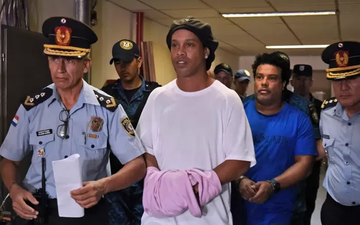 Huyền thoại Ronaldinho sống sung sướng trong tù: Thoải mái uống rượu, được bạn tù săn đón xin chữ ký