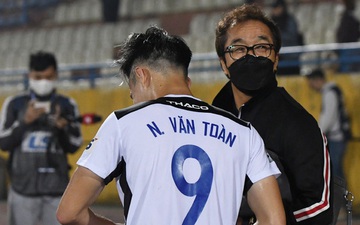 Văn Toàn nén đau, gượng cười nói chuyện với trợ lý Lee Young-jin sau trận hòa nhọc nhằn với Viettel FC