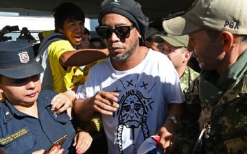 Huyền thoại Ronaldinho bị cảnh sát bắt tạm giam, nghi sử dụng hộ chiếu giả