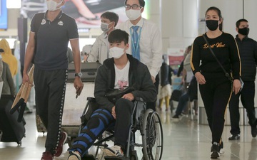 Mẹ Duy Mạnh bật khóc khi tiễn con trai sang Singapore phẫu thuật, Đình Trọng quay lại động viên