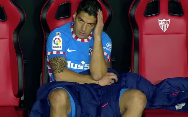 Luis Suarez bị nghi sỉ nhục HLV Simeone khi rời sân