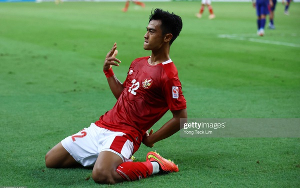 Drama điên rồ ở bán kết AFF Cup: Đá hỏng phạt đền phút 90, Singapore lỡ cơ hội hạ Indonesia dù bị "mưa" thẻ đỏ