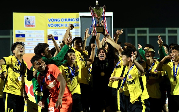 Chùm ảnh: U21 Học viện Nutifood JMG vỡ oà ăn mừng “kỳ tích” vô địch giải U21 quốc gia 2021